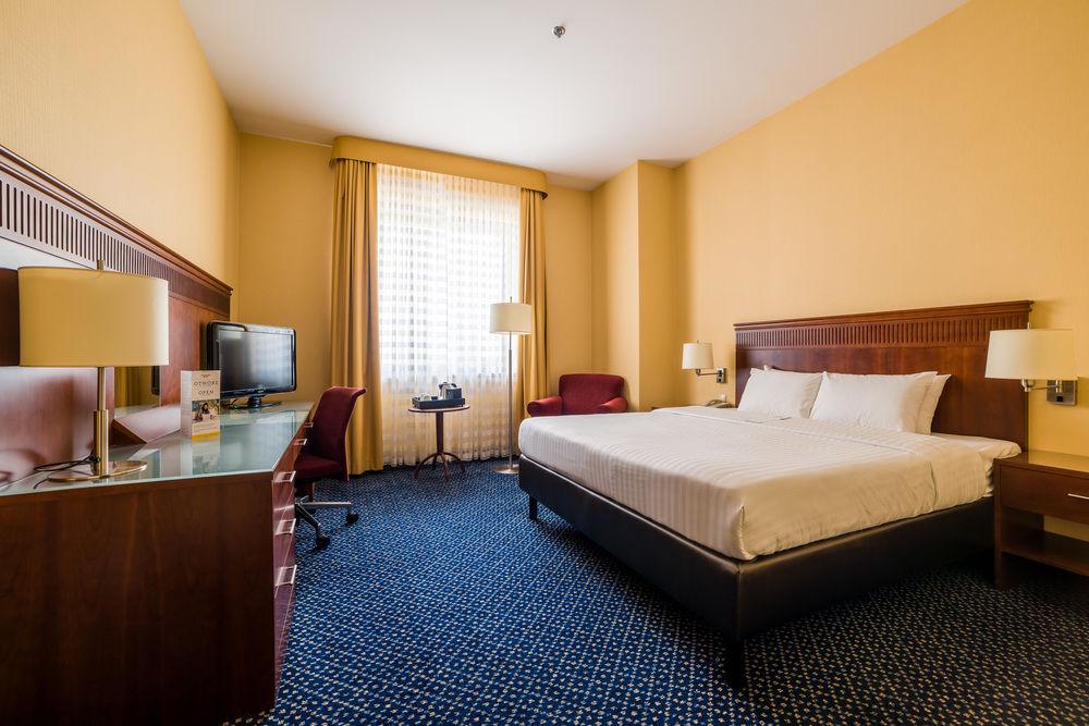 Courtyard By Marriott Airport