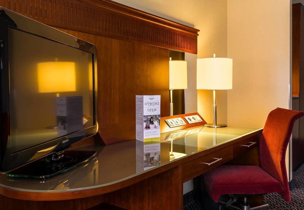 Courtyard By Marriott Airport Hotel
