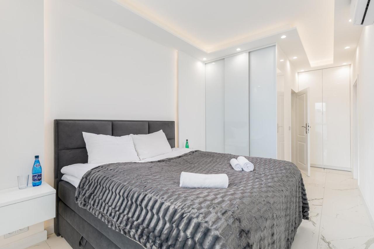 Karolkowa 28a - Luminous With Balcony By Renters Prestige Apartment *