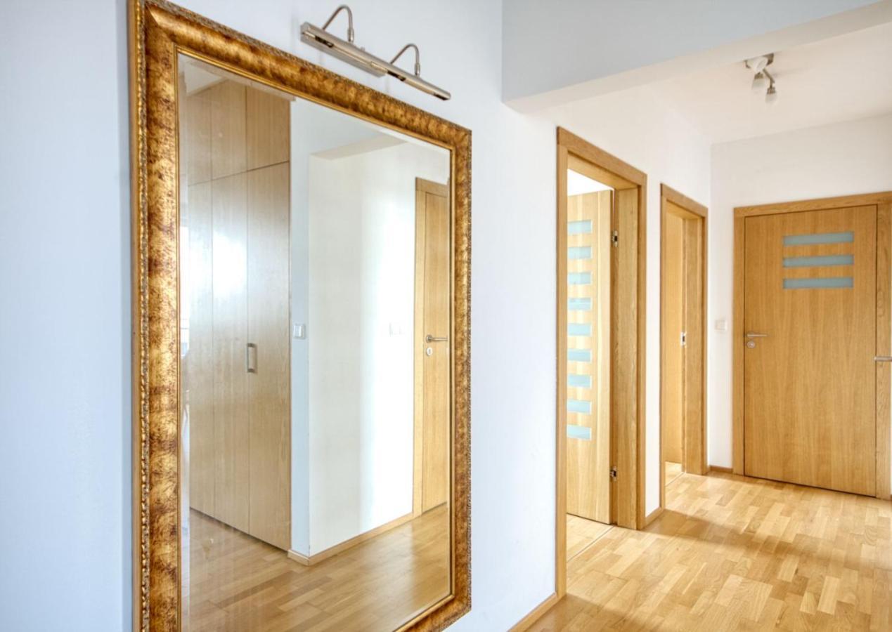 Vive Modern 3-bedroom Flat In Guarded Estate, Parking Warsaw