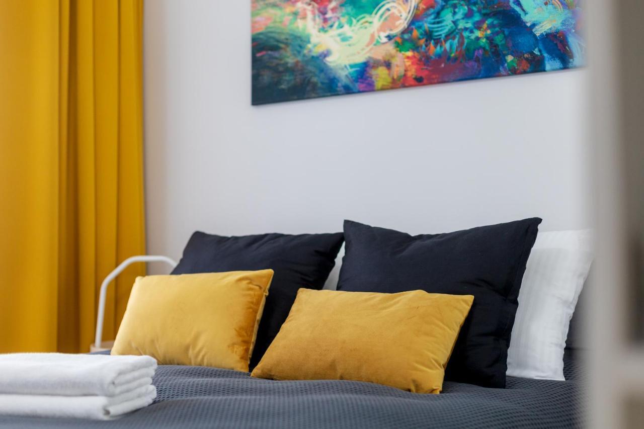 Yellow Sunset Studio Apartment Warsaw