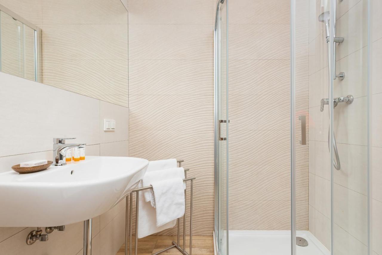 Metro Plocka Exquisite By Renters *