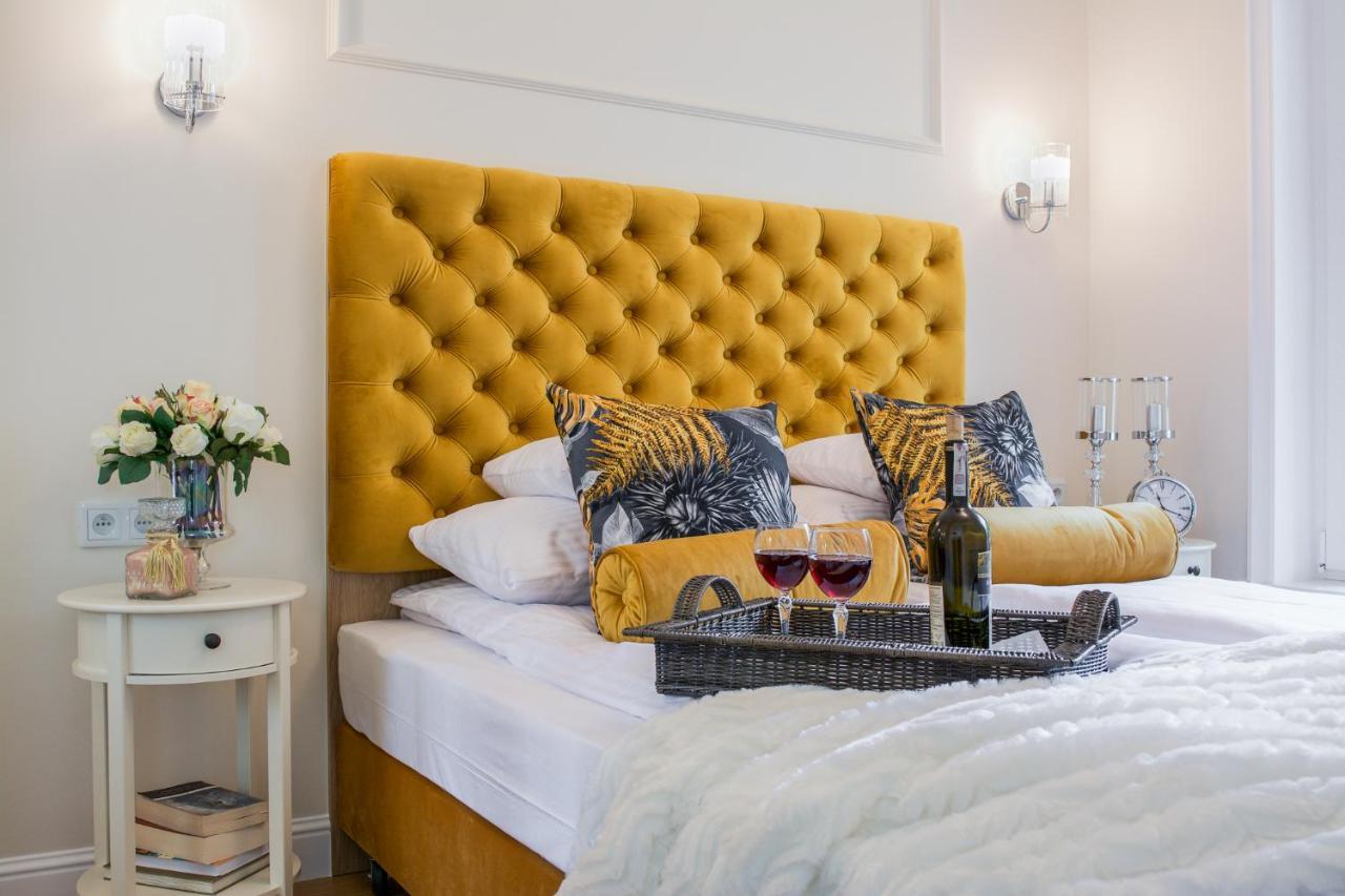 Apartment Seasons By Alluxe Boutique