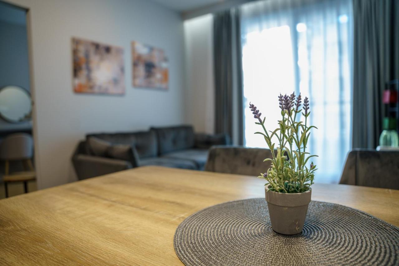 Bright And Charming- Golden Apartments- Center&s18