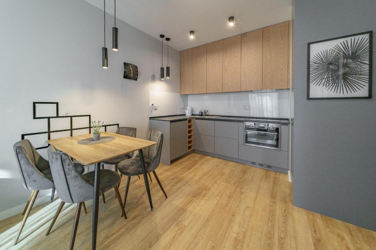 Bright And Charming- Golden Apartments- Center&s18