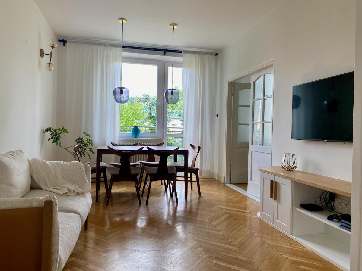 Chic In Vibrant Area - National Stadium - Saska Kepa Apartment *