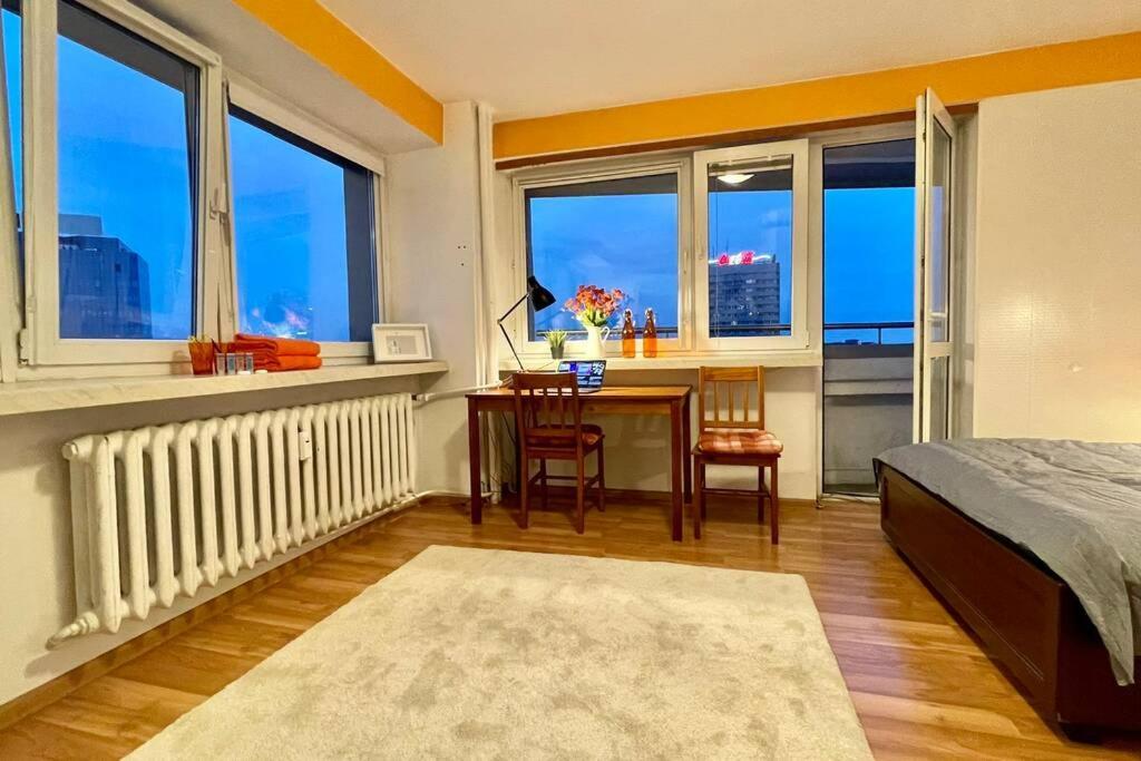 Orange Metro Fast Wifi 1gbs Big Tv Hbo Appletv Apartment Warsaw