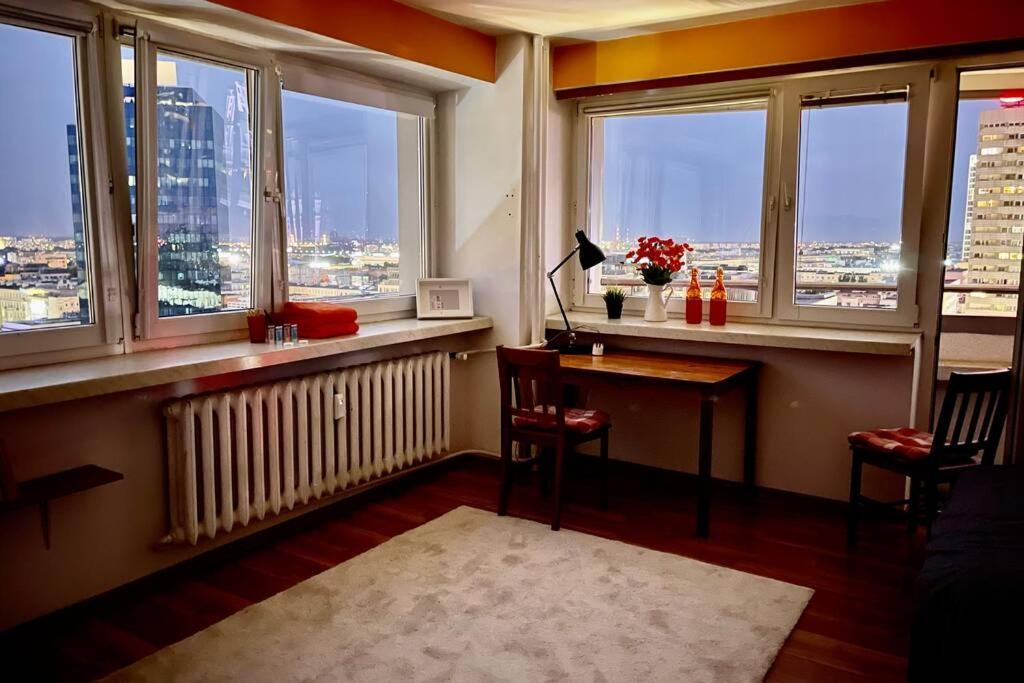 Apartment Orange Metro Fast Wifi 1gbs Big Tv Hbo Appletv *