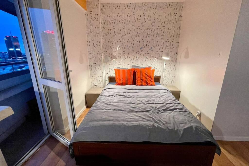 Orange Metro Fast Wifi 1gbs Big Tv Hbo Appletv Apartment Warschau