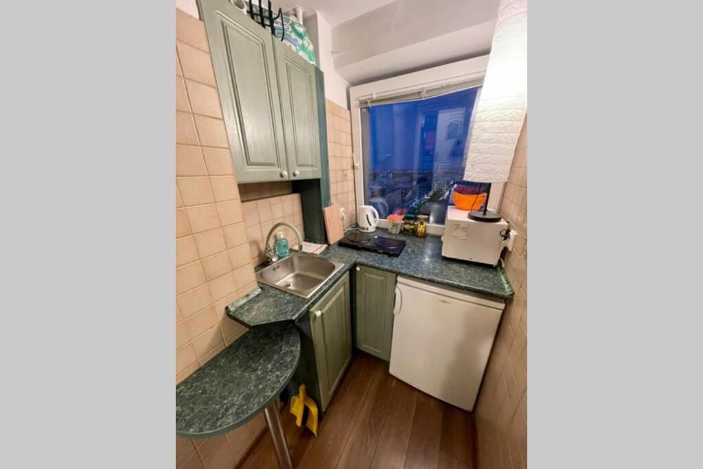 Apartment Orange Metro Fast Wifi 1gbs Big Tv Hbo Appletv *