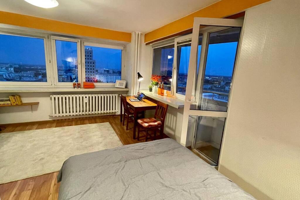 Orange Metro Fast Wifi 1gbs Big Tv Hbo Appletv Apartment