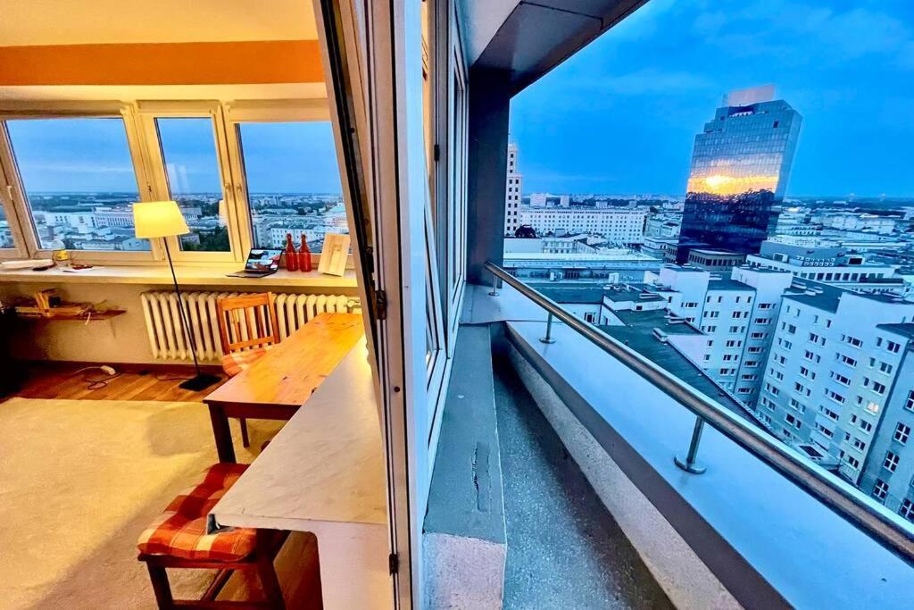 Apartment Orange Metro Fast Wifi 1gbs Big Tv Hbo Appletv *