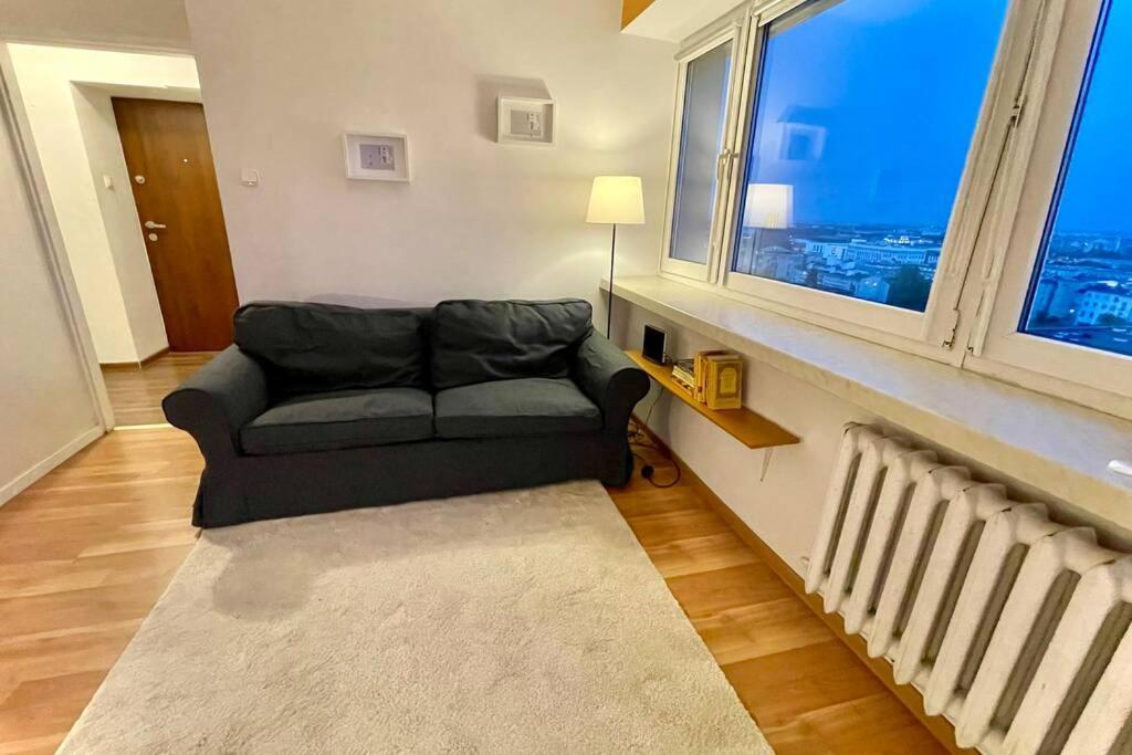 Orange Metro Fast Wifi 1gbs Big Tv Hbo Appletv Apartment