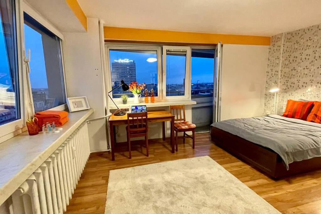 Orange Metro Fast Wifi 1gbs Big Tv Hbo Appletv Apartment