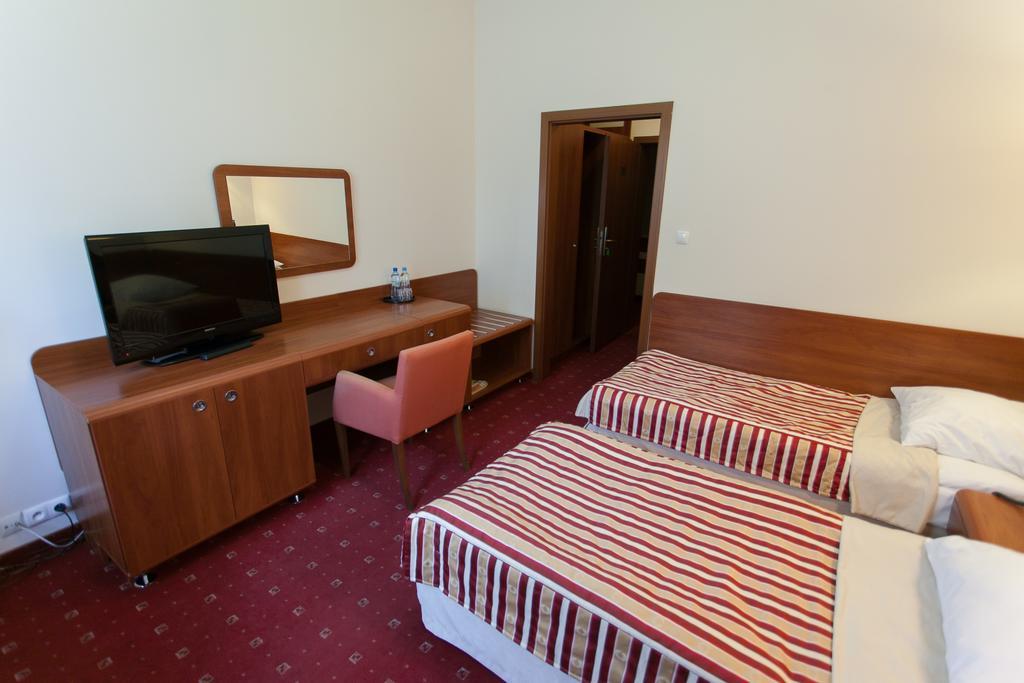 Hotel Twins Ii
