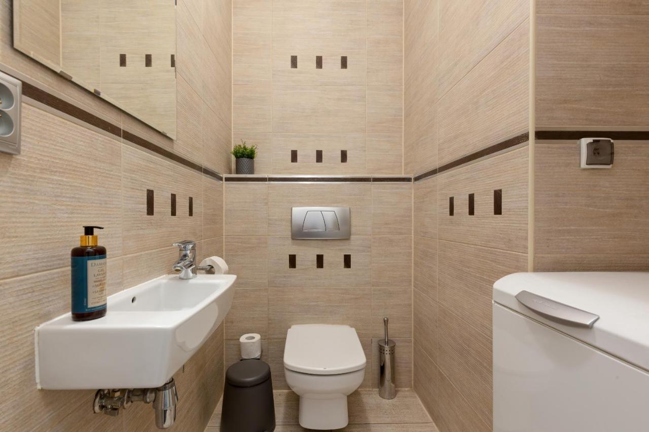 Apartment On Wspolna Str. By Renters