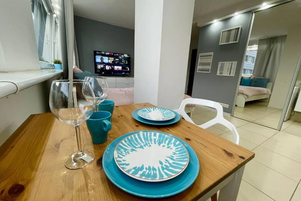 Gold 3 Metro X2 Wifi 300 Mbs 60'tv Netflix Hbo Appletv+ Apartment Warsaw