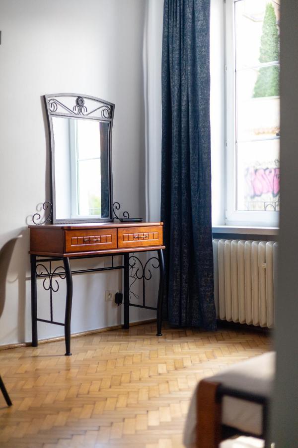 Brzozowa Old Town Square Apartment