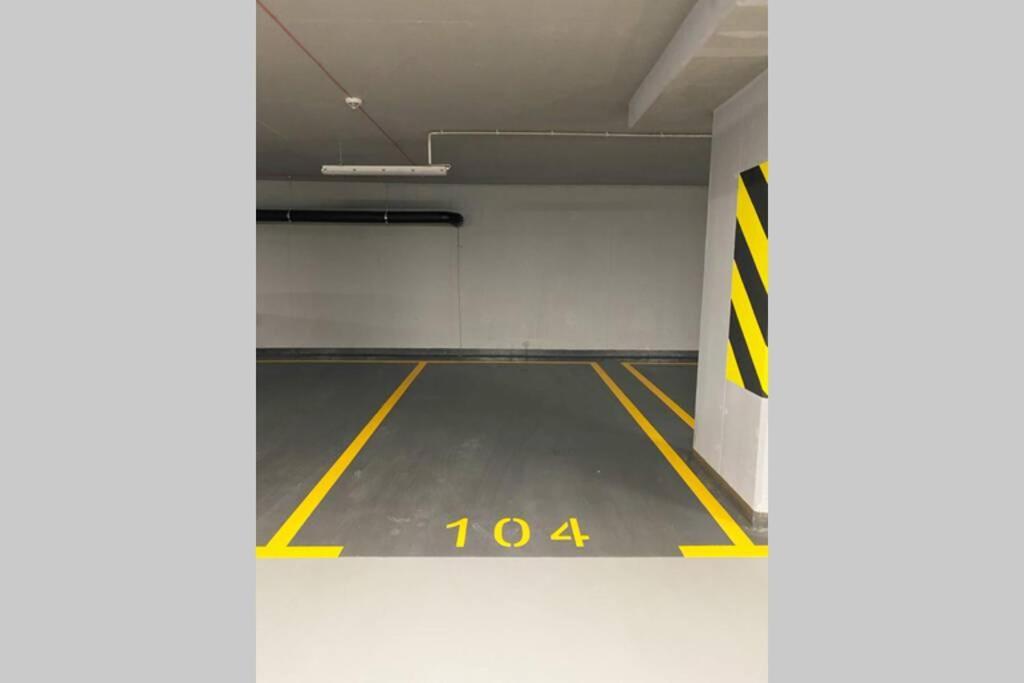 Exclusive 2br! Near City Center +netflix Apartment Warschau