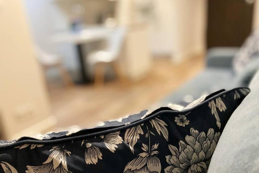 Exclusive 2br! Near City Center +netflix Apartment Warschau