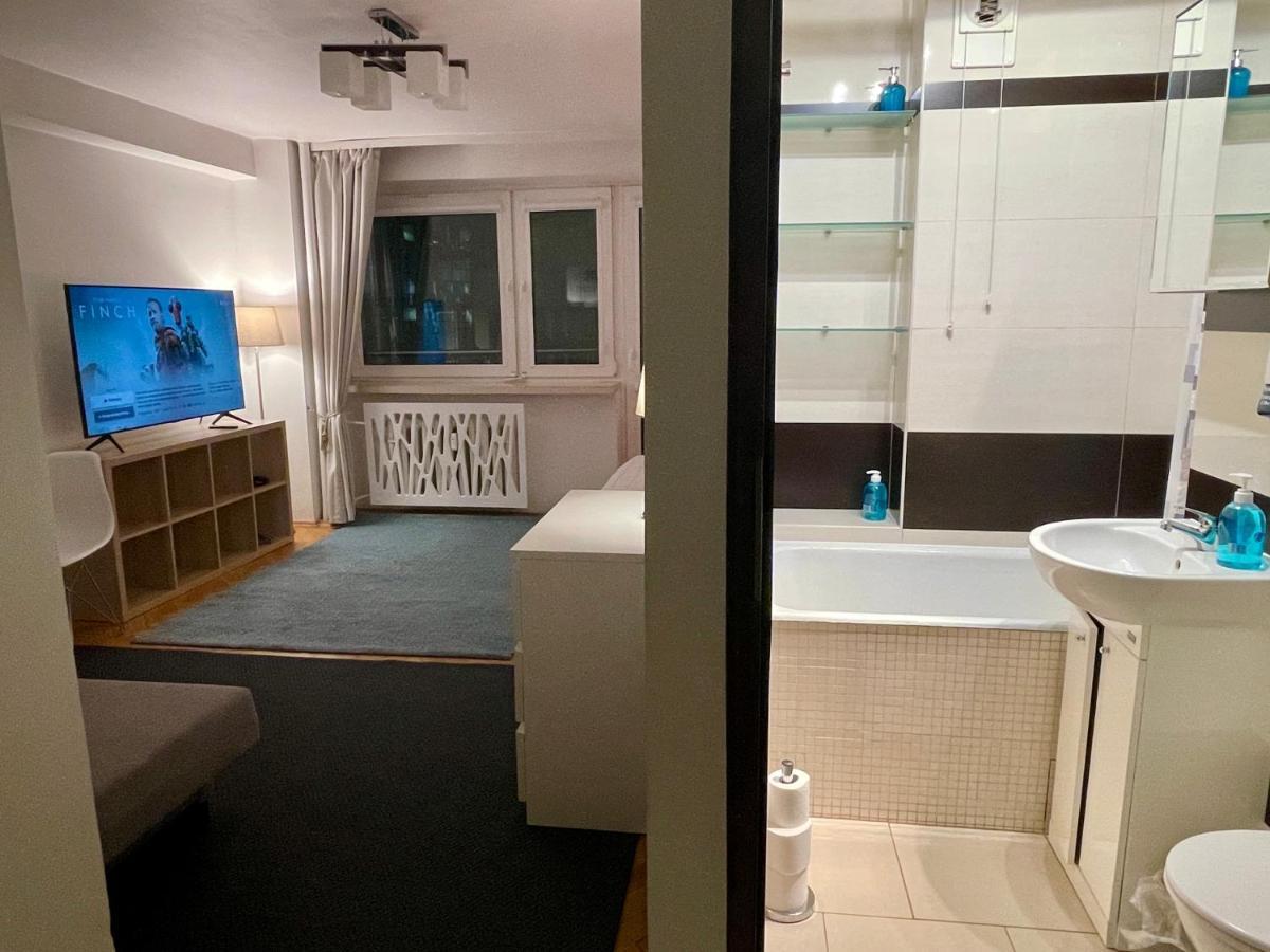 Căn hộ Blue 2 Fast Wifi 2xmetro 60'tv Netflix Hbo Appletv+ Warsaw