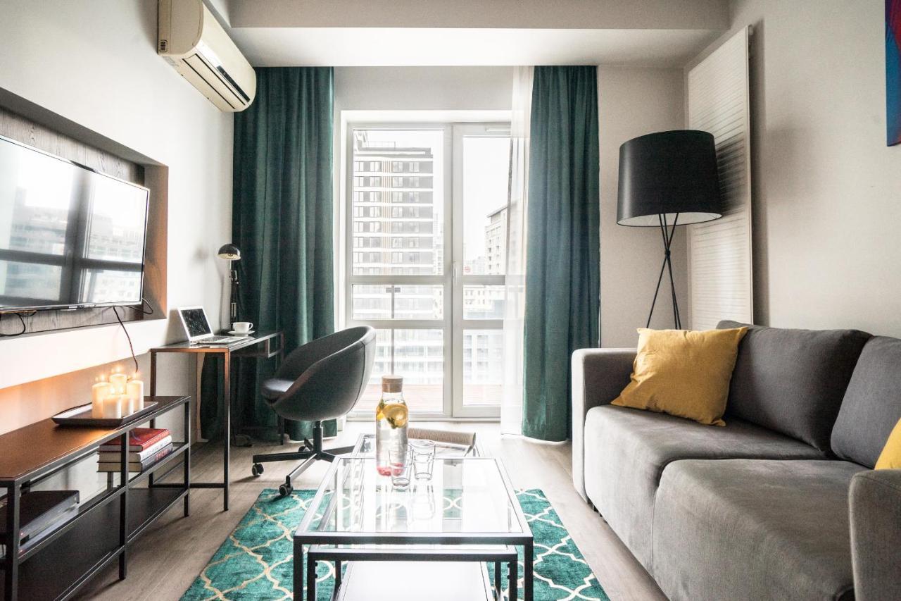 Oomph Luxurious Air-conditioned With Balcony *