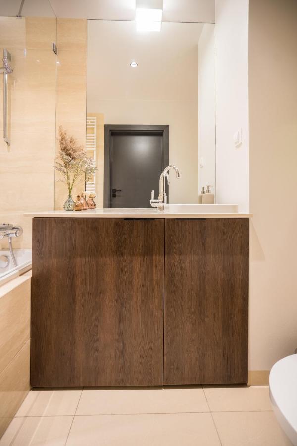 Oomph Luxurious Air-conditioned With Balcony Apartament *