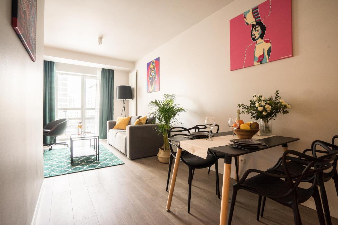 Oomph Luxurious Air-conditioned With Balcony * Warsaw