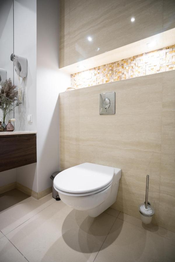 Oomph Luxurious Air-conditioned With Balcony Căn hộ Warsaw