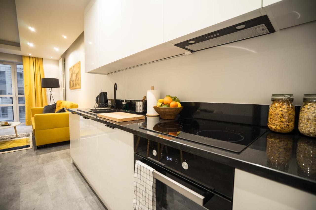 Oomph Luxurious Air-conditioned With Balcony *