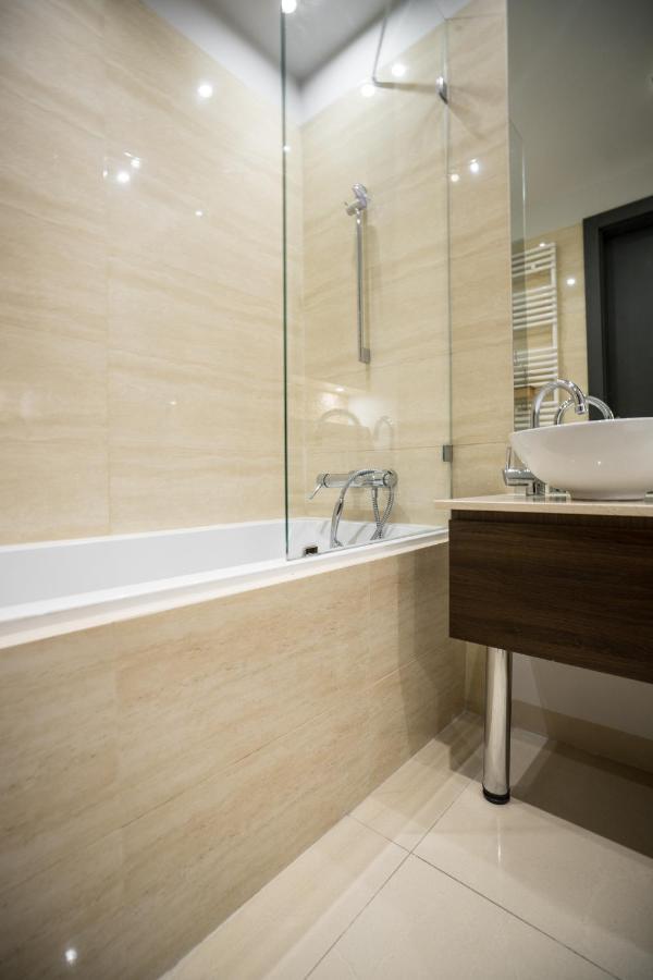 Oomph Luxurious Air-conditioned With Balcony Apartament