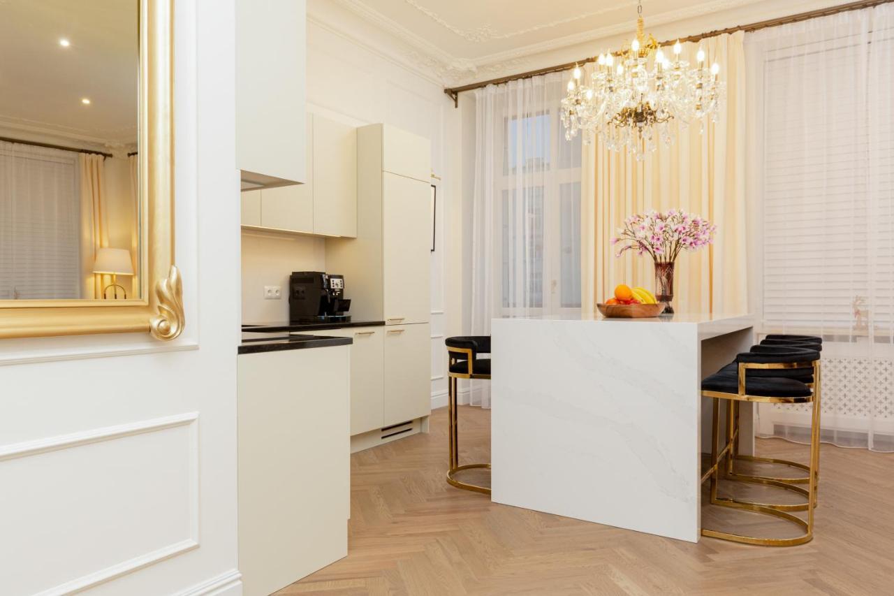 Royal Kopernika By Renters Prestige *