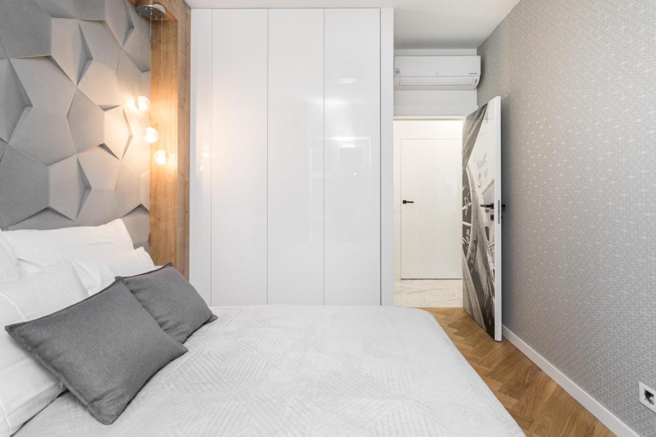 Luxury Mennica - Golden - Center