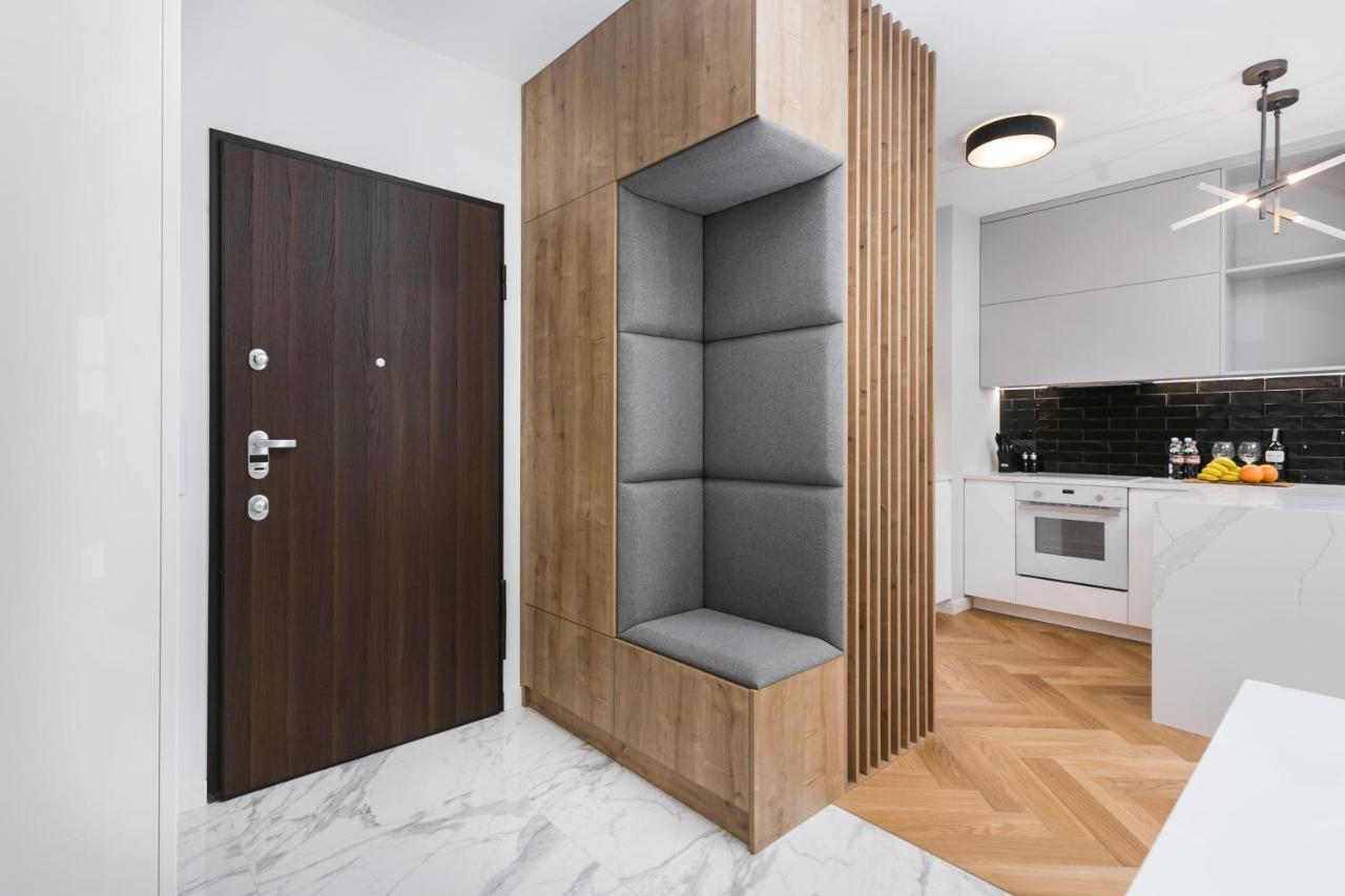 Luxury Mennica - Golden - Center