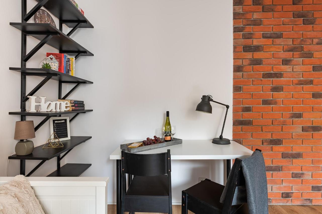 Apartment Marszalkowska 83 - Bezplatny Parking - Free Parking - W Pelni Wyposazona Kuchnia - 500m Do Dworca Centralnego - Okna Od Strony Dziedzinca - Wifi - Smart Tv Warsaw