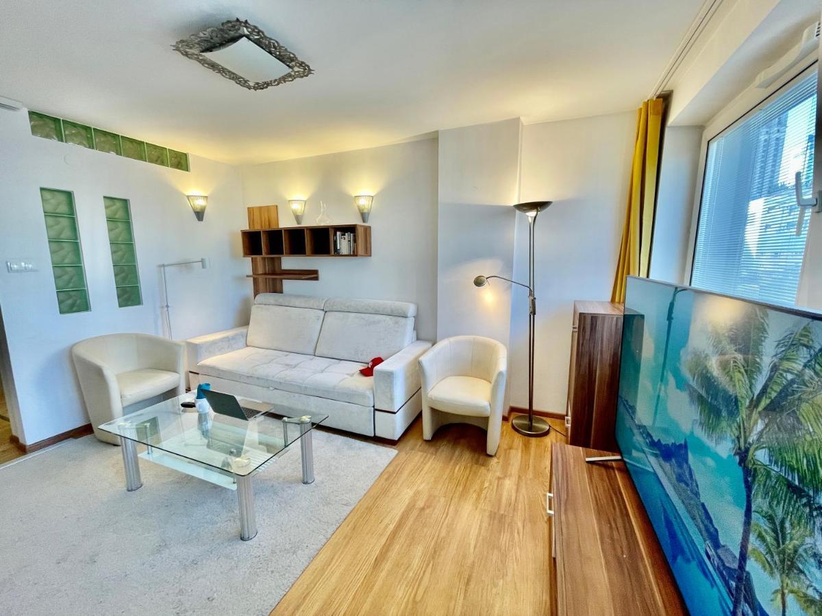 Căn hộ Sushi Metro Wifi 500 Mbs, 70'tv Netflix Appletv+ Warsaw