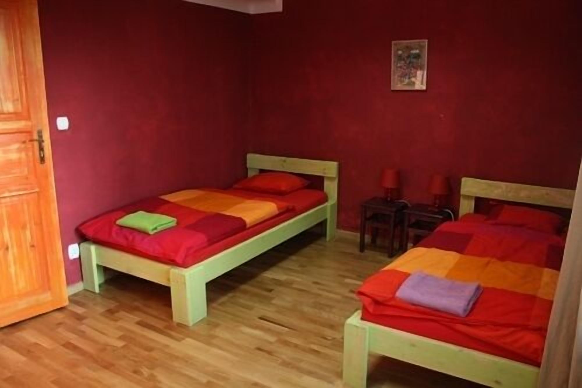 Hostel El *