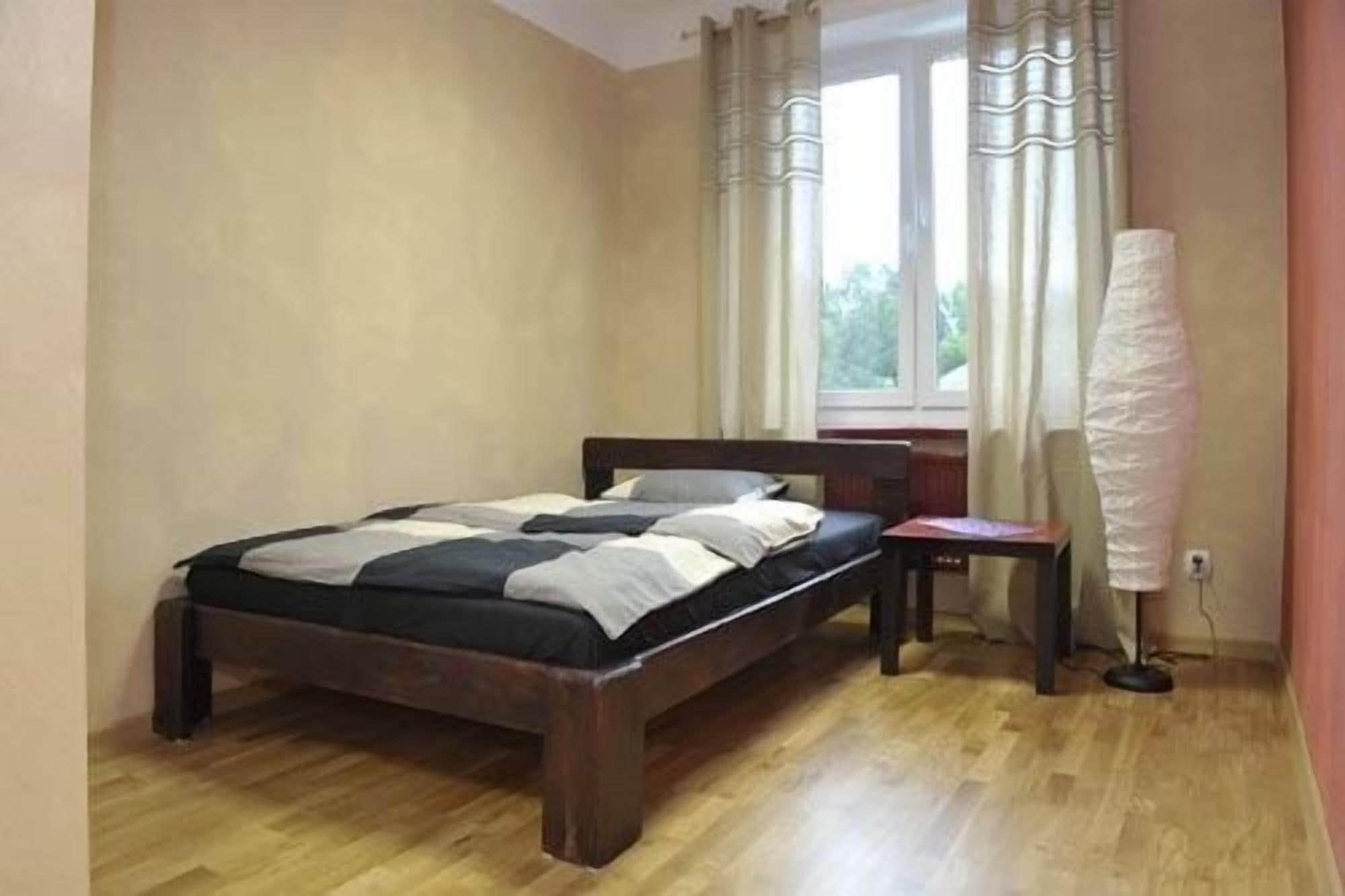 Hostel El *