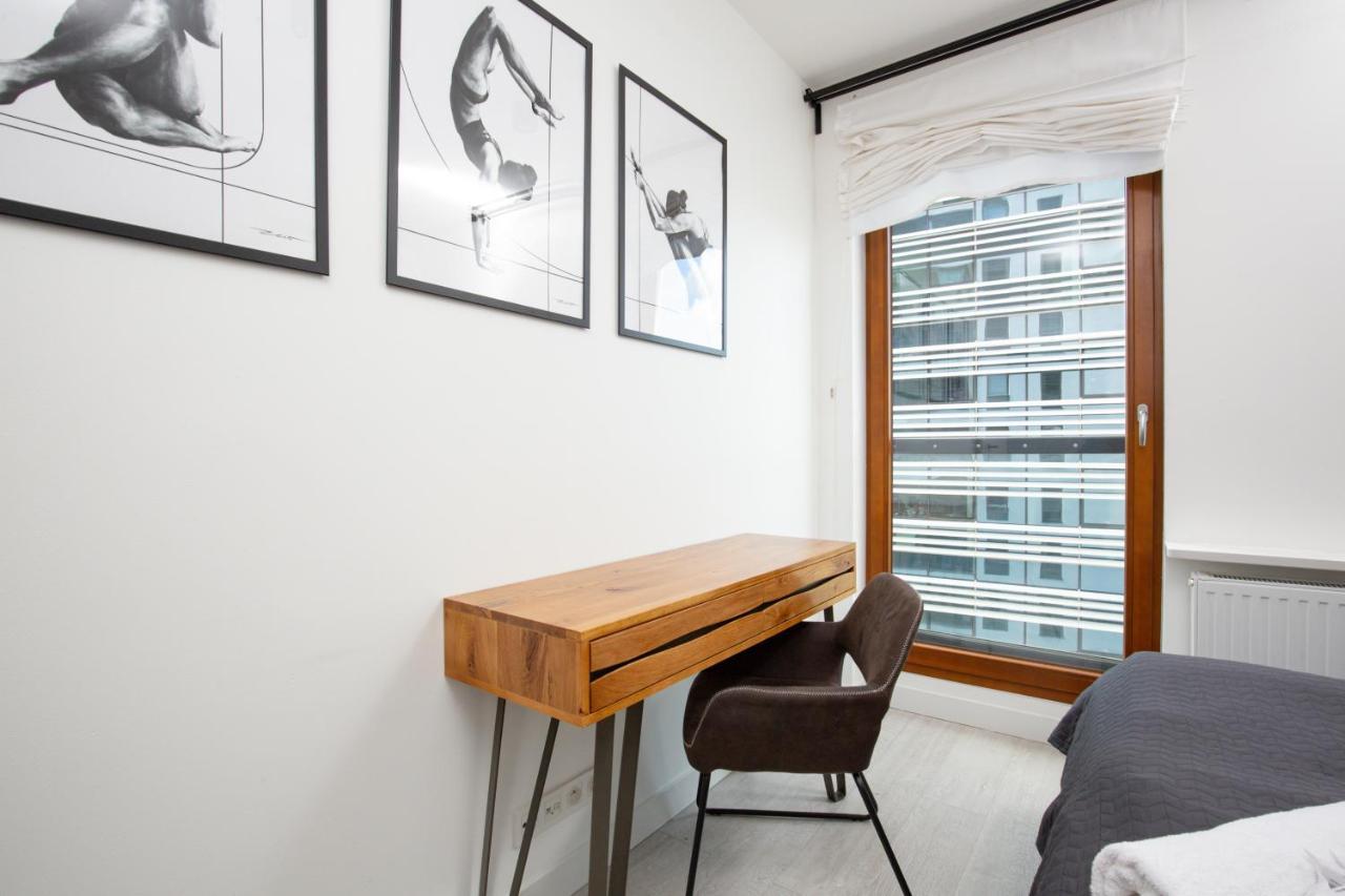 Apartment City Center Grzybowska With Parking By Renters Warsaw
