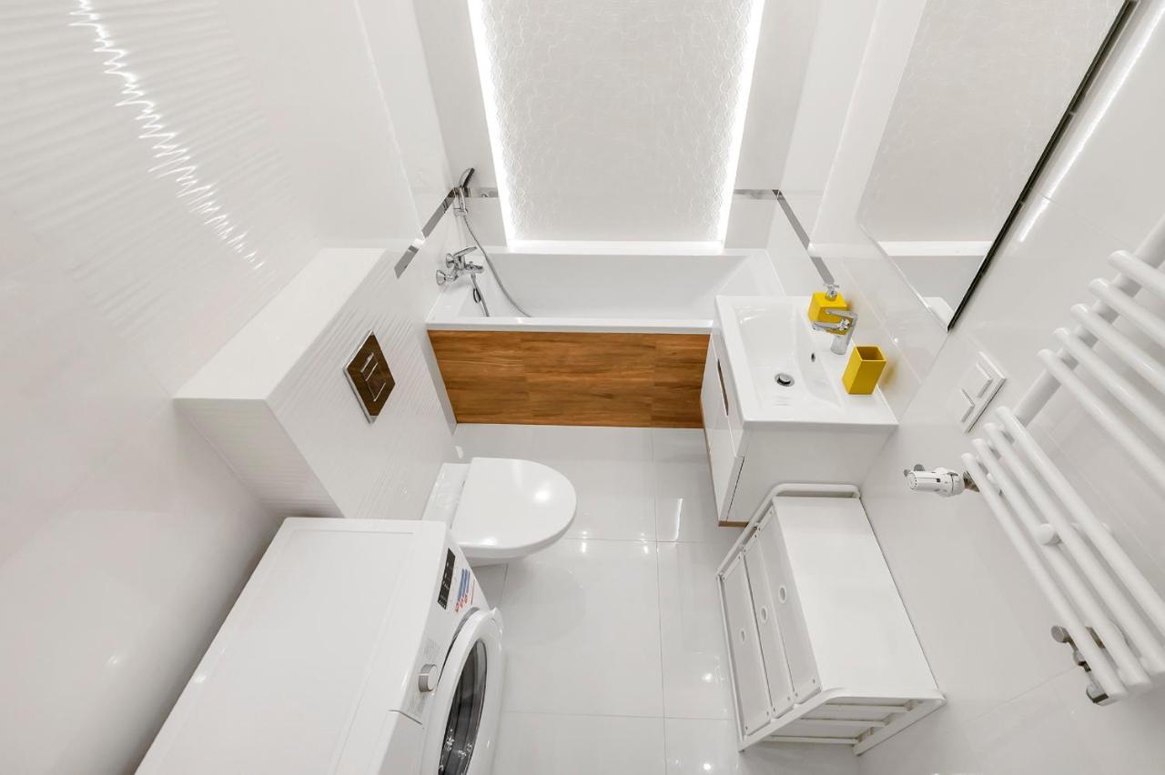Apartamento Modern With Access To The Pool Near Rondo Daszynskiego Station Varsóvia