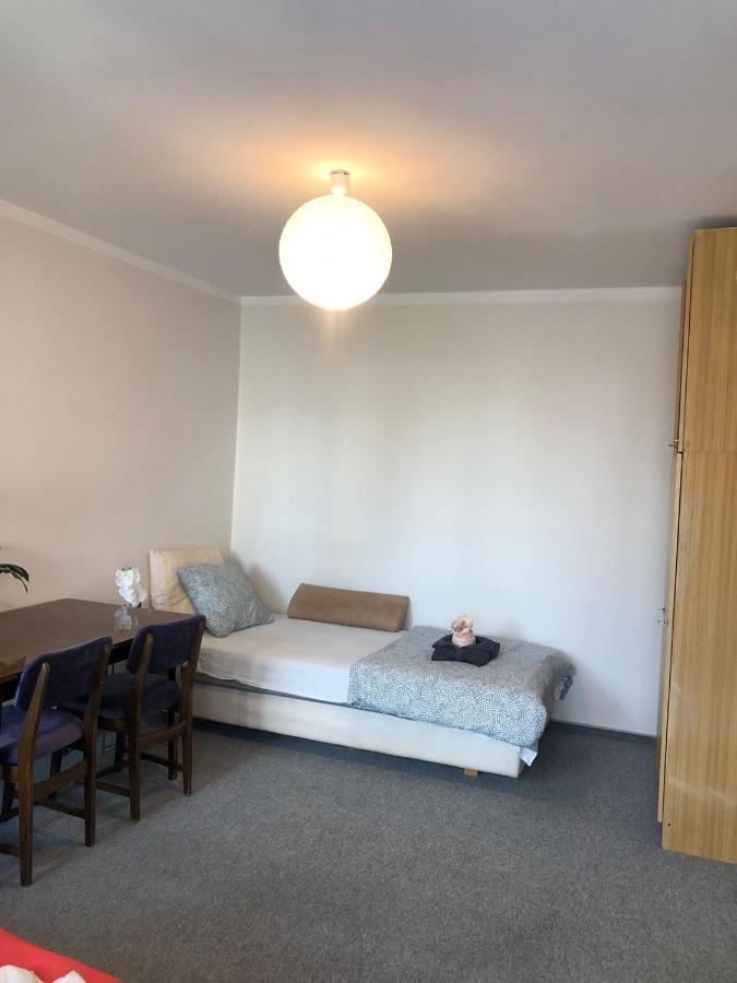 Comfortable 3 Bedroom Unit With A Cozy Balcony In Center *