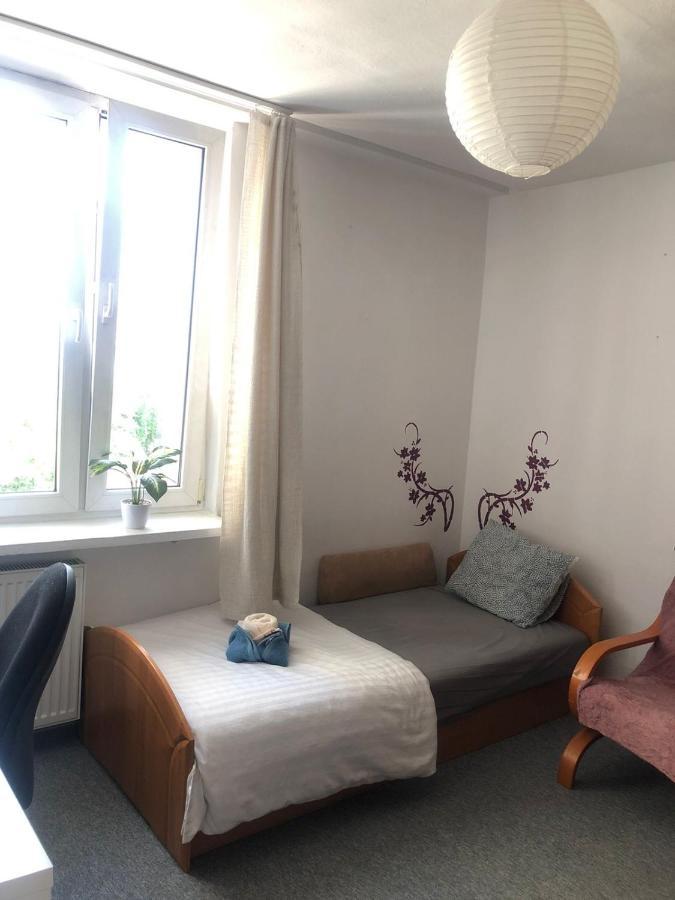 Apartment Comfortable 3 Bedroom Unit With A Cozy Balcony In Center