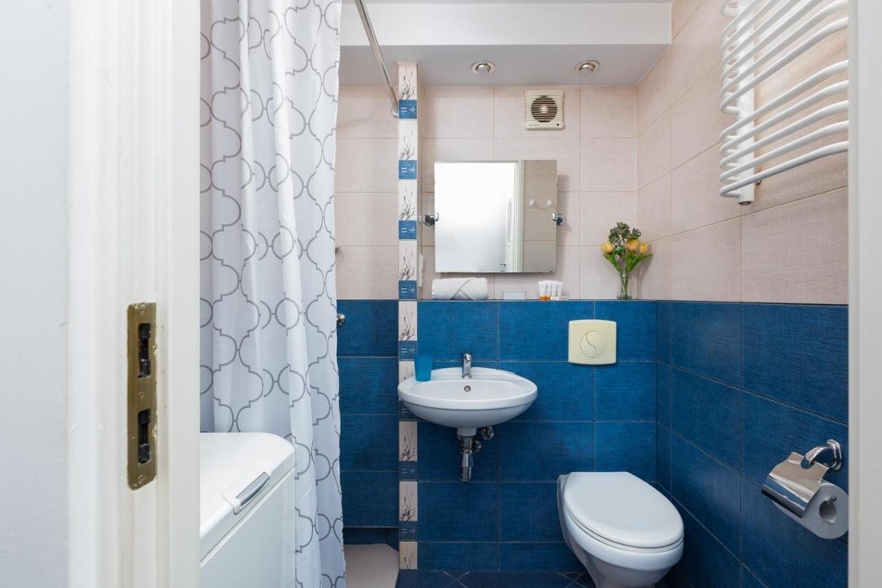 Stars Center By Renters *