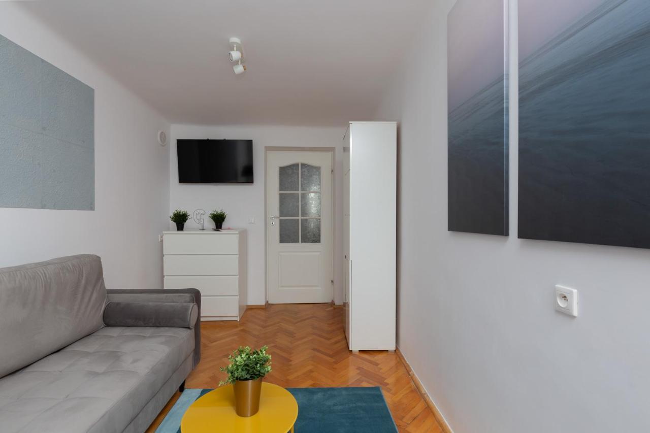 Stars Center By Renters *