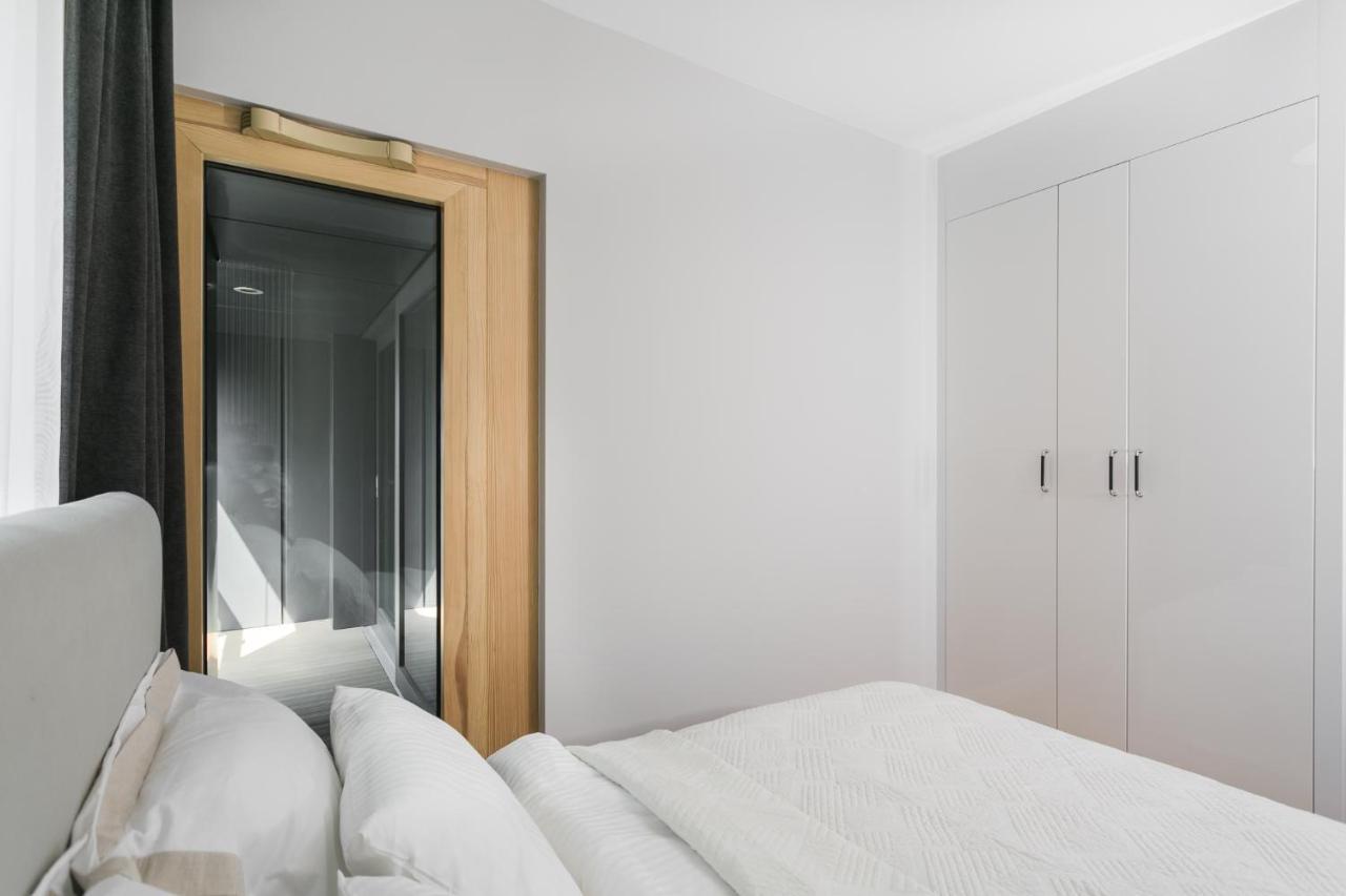 Luxury Mennica - Golden - Center