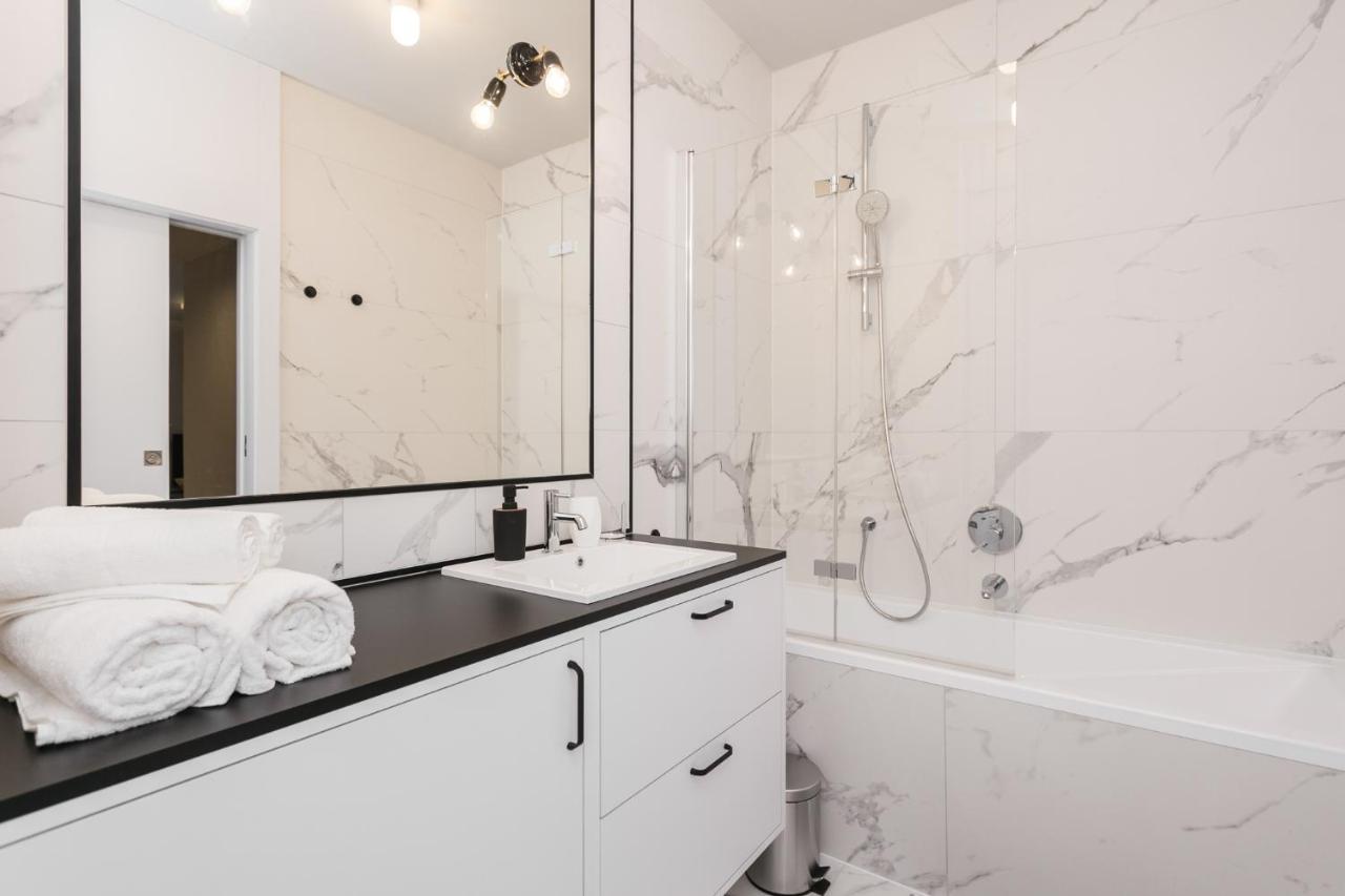 Luxury Mennica - Golden - Center