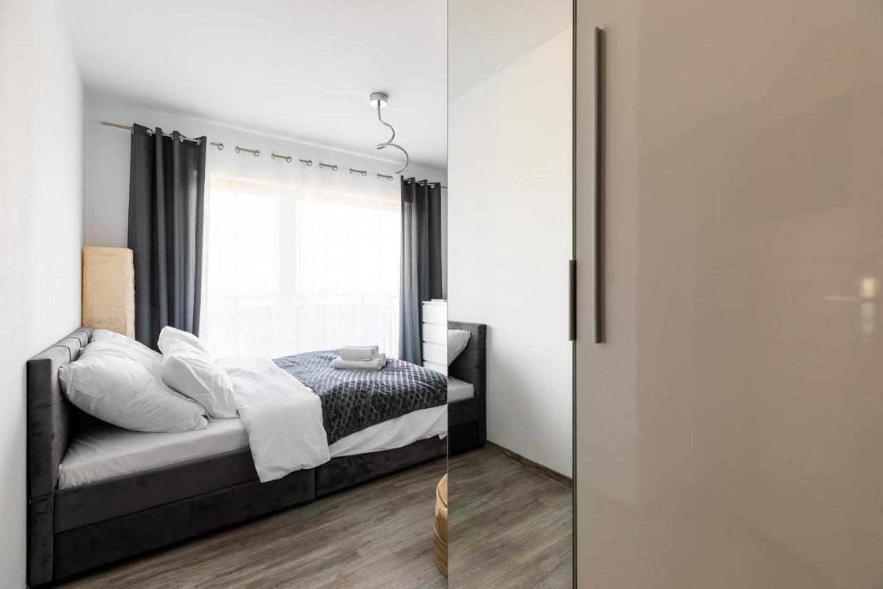 P&o Serviced - Dionizosa Warsaw