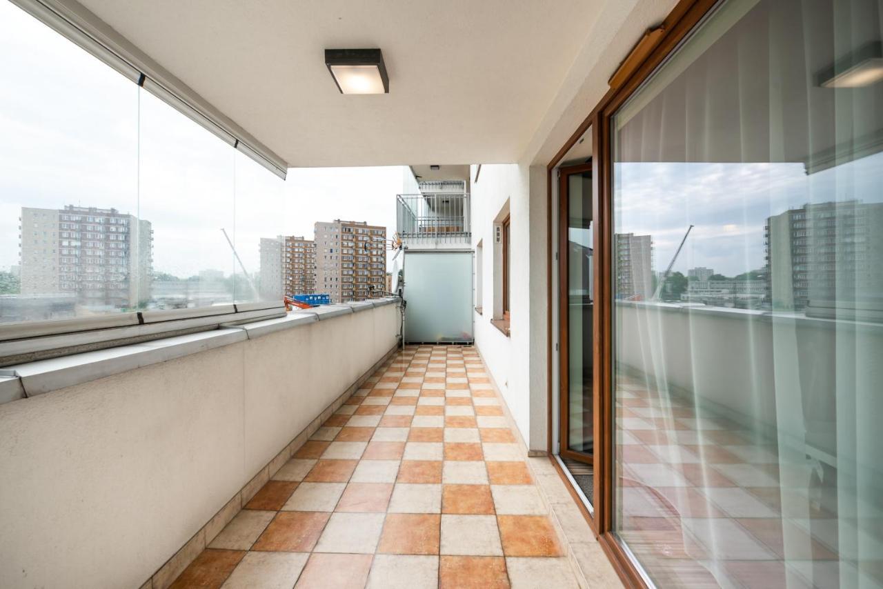 Metro Kondratowicza Spacious Apartment Warsaw