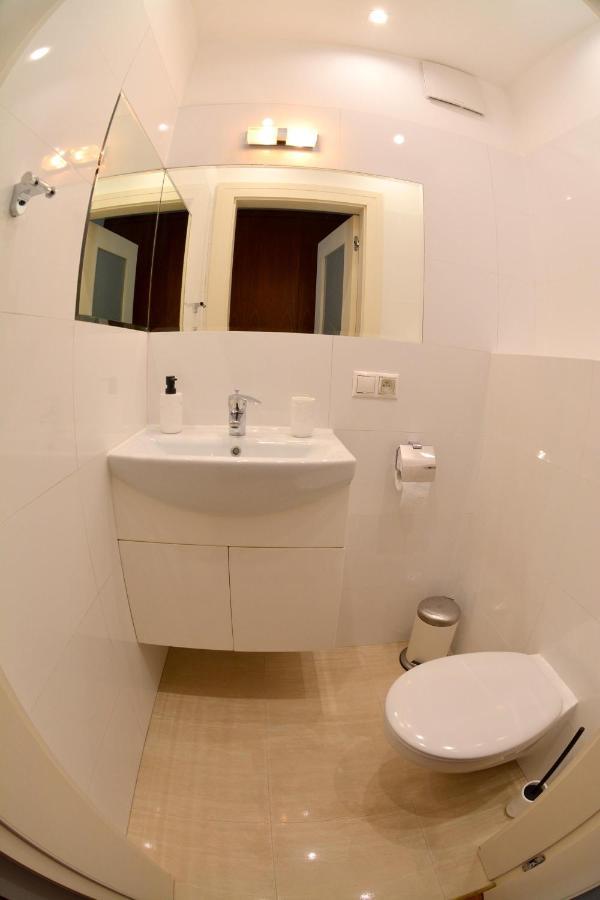 Azyl Apartment