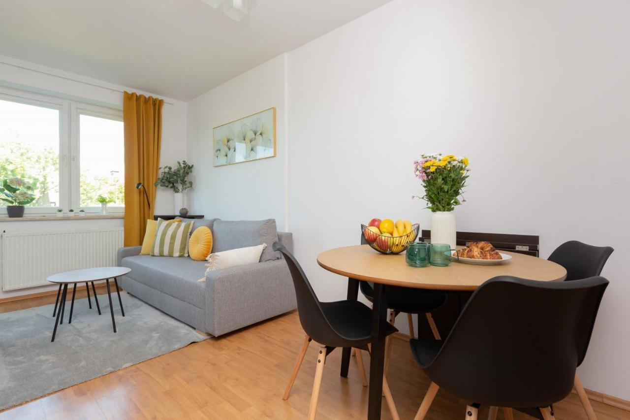 Cozy With Balcony By Renters Apartament *